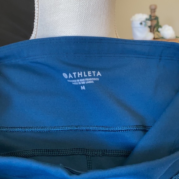 Athleta Cropped Leggings w/ pockets - Picture 8 of 9